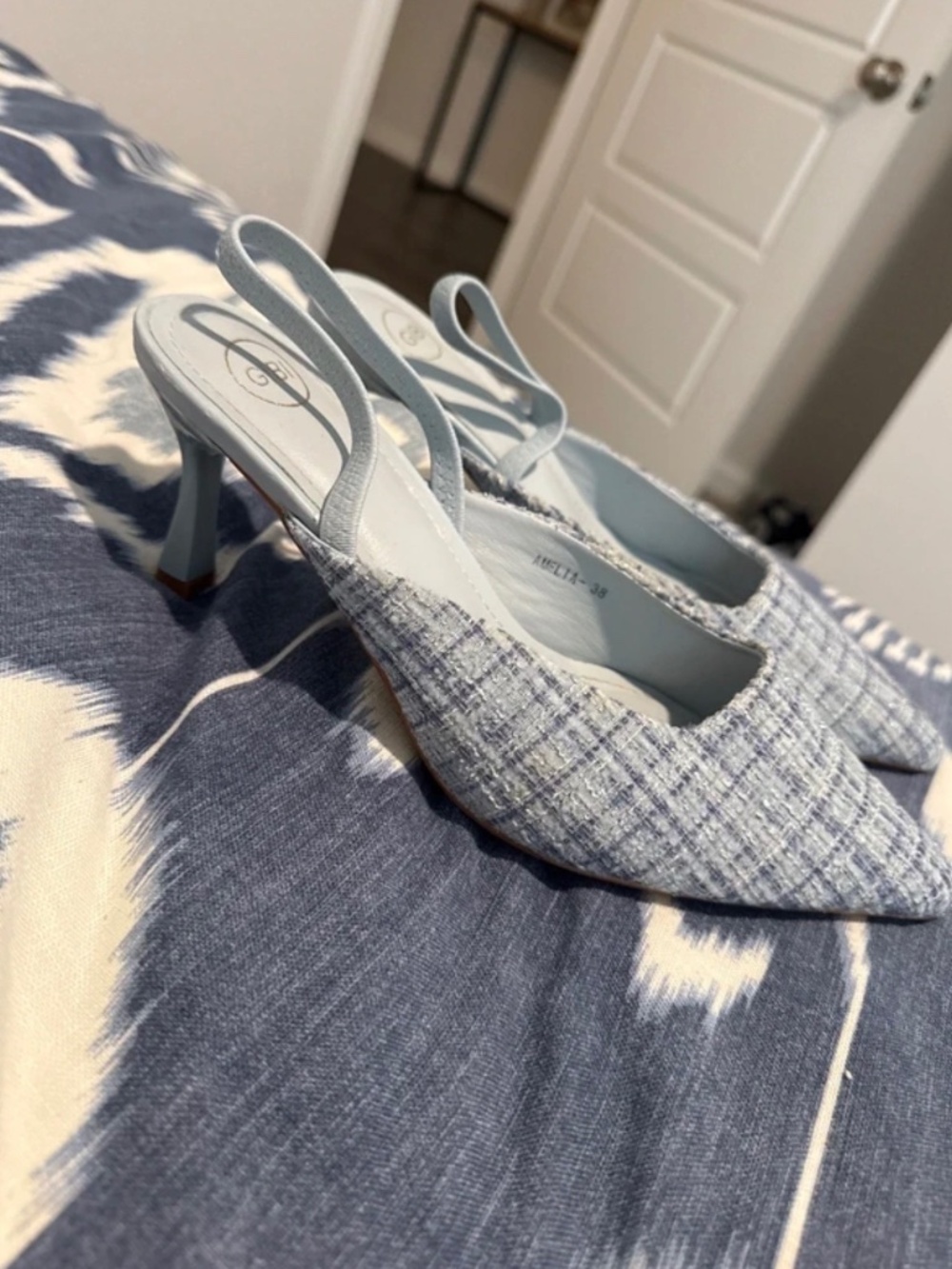 HEELS - Picture 1 of 4